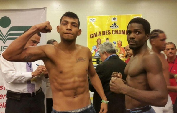 El panameño Jeffrey Rosales (i) junto al haitiano Wilky Campfort en la ceremonia del pesaje.