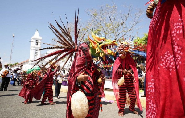 Había máscaras de animales y de demonios.
