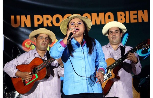 La cantadera fue muy aplaudida.