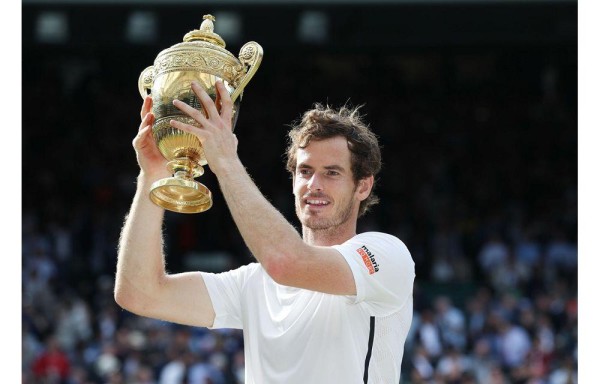 Andy Murray levanta el trofeo de campeón.