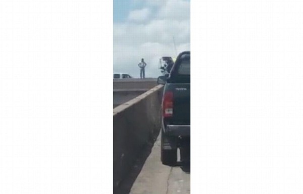 En el video de un minuto 36 segundos, se muestra cuando el hombre se subió al ‘jersey', hasta que decidió aventarse.