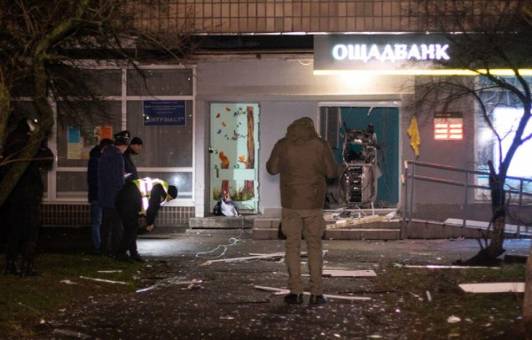 Explotan cajero automático y llueve el dinero