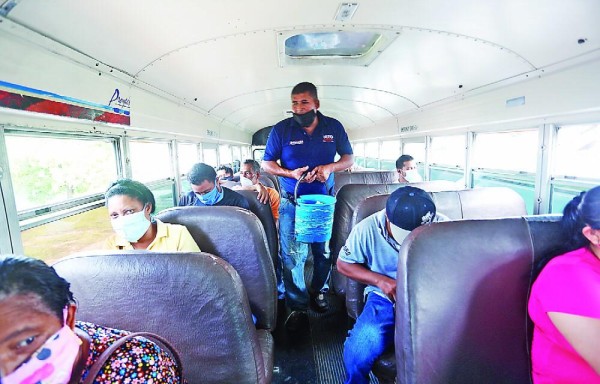 Una carpa es su refugio en medio de la pandemia