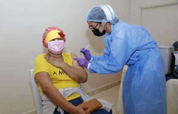 Este lunes sigue la vacunación a pacientes con cáncer y lupus