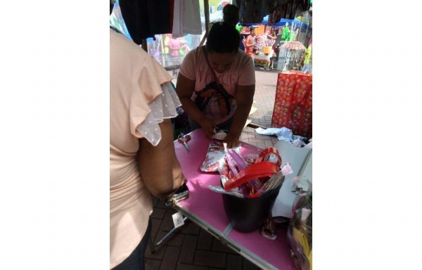 Se ganan la vida forrando regalos