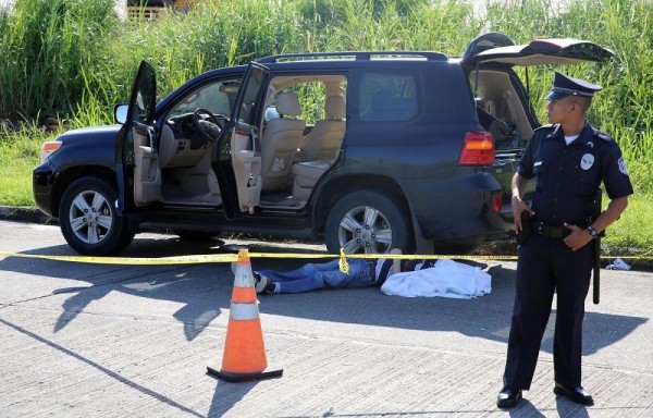 El fallecido quedó tendido junto al vehículo. Murió instantáneamente en el lugar.