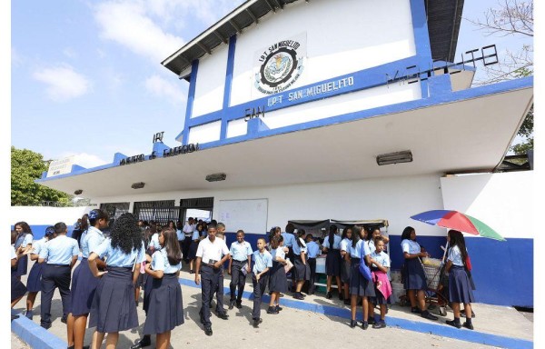 La iniciativa educativa se aplicará de 7:00 a. m. a 3:00 p. m. en las áreas urbanas del país