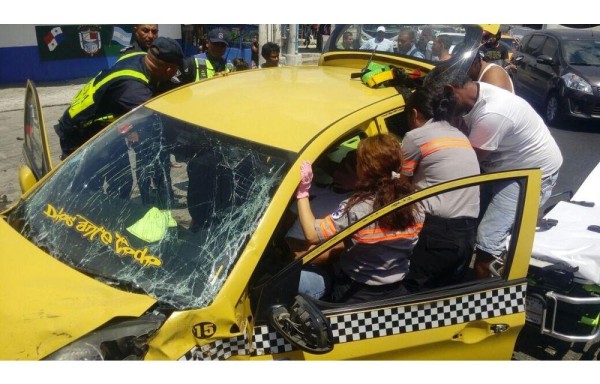 El taxi se llevó la peor parte en este accidente.