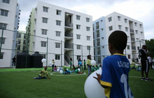 130 apartamentos entregó Varela ayer a 650 personas.