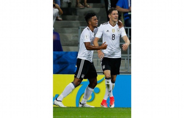 Leon Goretzka de Alemania festeja el pase a la final