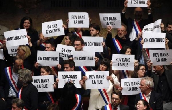 Macron salva su Gobierno y su reforma de las pensiones