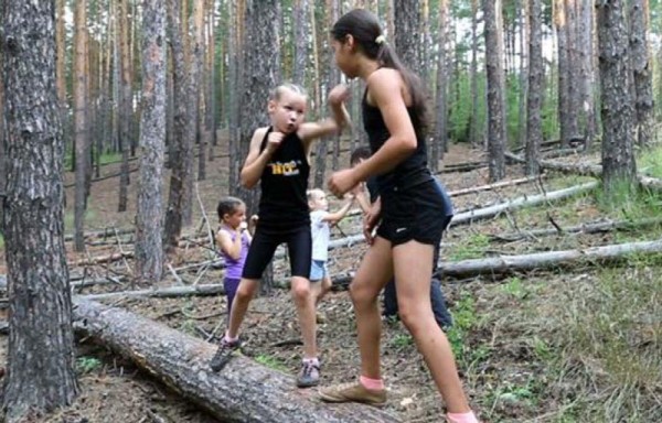 La niña que rompe árboles con el puño