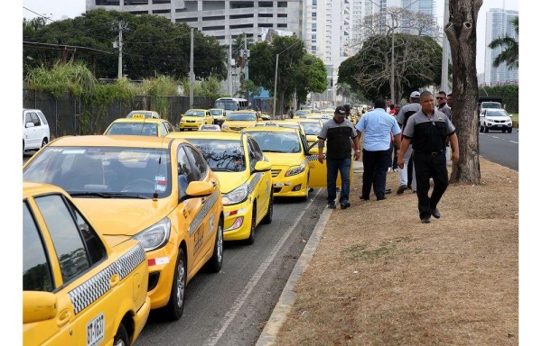 El 8 y el 14 de abril los taxistas presentarán las denuncias. Irán en caravana.