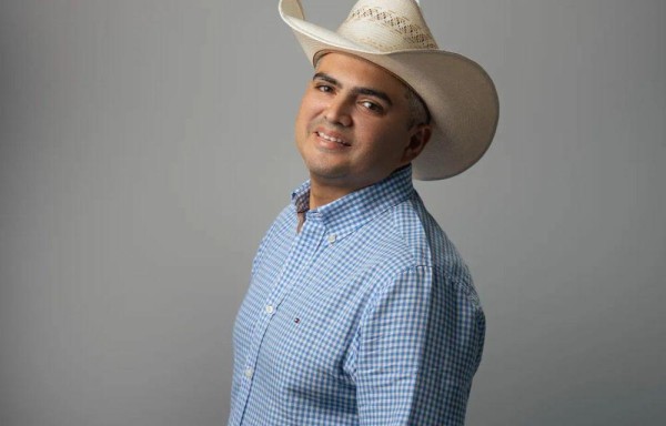 ¡Tira y jala!  Ulpiano critica el 'remeneo' de los músicos jóvenes en el típico