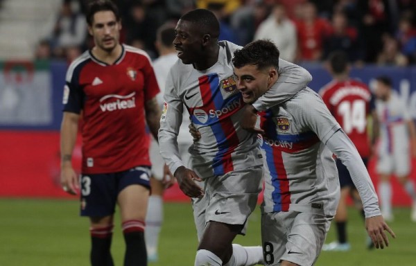 BARCELONA SUFRE, PERO VENCE AL OSASUNA | El Barcelona se llevó ayer un complicado choque tras remontar ante Osasuna con los tantos de Pedri y Raphinha (1-2) después de que la expulsión del polaco Robert Lewandowski a la media hora pusiera contra las cuerdas a unos azulgranas que se marchan al parón mundialista como líderes del campeonato en el día de la despedida de Gerard Piqué, que fue expulsado durante el descanso como suplente por increpar al árbitro.