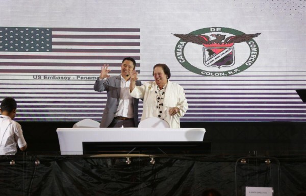 Embajadora Aponte y Chen con el saludo C-3