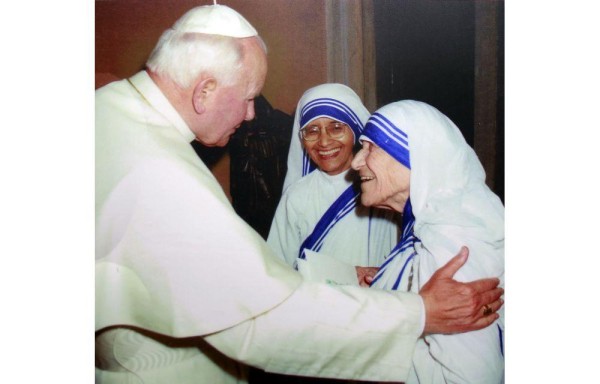 Esta foto está en el museo de la casa hogar. Ahí aparece la madre Teresa de Calcuta con el Papa Juan Pablo II.