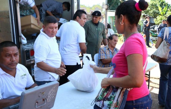 PUDIERON COMPRAR LA POPULAR ROSCA DE PAN A UN DÓLAR | Con todo éxito se desarrolló la naviferia IMA en el Frigo de San Mateo, ciudad de David, Chiriquí. Donde se comercializaron 4 mil jamones.