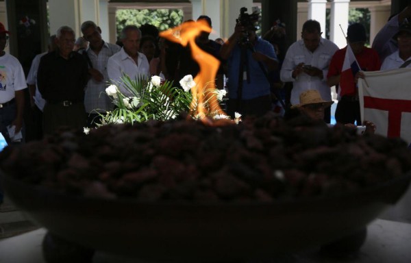 Una ofrenda floral se colocó en la ‘Llama Eterna' en el edificio Ascanio Arosemena.