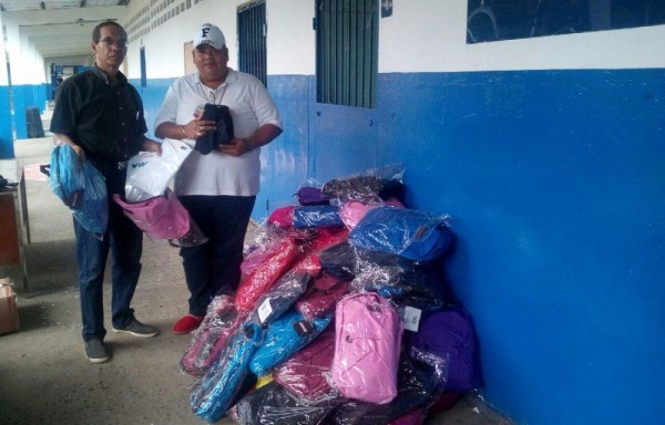 Mil 400 estudiantes no tendrán que comprar mochilas