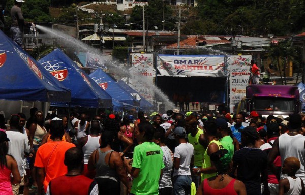 Los que fueron a San Miguelito gozaron la mojadera con música y espectáculos en vivo en calle H. .