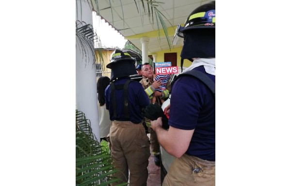 Bomberos rescatan a bebé que quedó atrapado en un carro