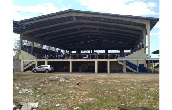 El gimnasio del colegio quedó a medio palo, por lo cual exigen un arreglo inmediato.