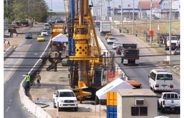 Construcción de pilotes e instalación de vigas de la Línea 2 del Metro avanzan a buen rítmo.