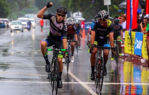 El colombiano Weimar Roldán, del equipo EPM-Tigo-Une, al momento de llegar a la meta.