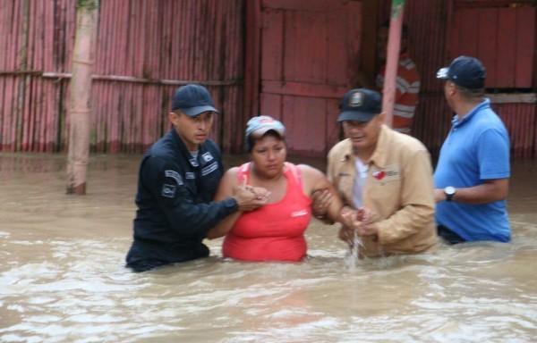 En la comunidad de Baco, distrito del Baru, rescataron una mujer del agua.