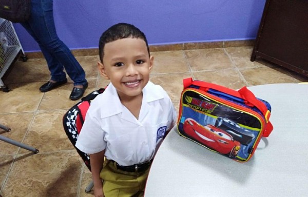 En su primer día de clases en la escuela San Martín de Porres en La Chorrera, provincia de Panamá Oeste. ESTUDIANTE DE KÍNDER Thiago Alvarado Trujillo