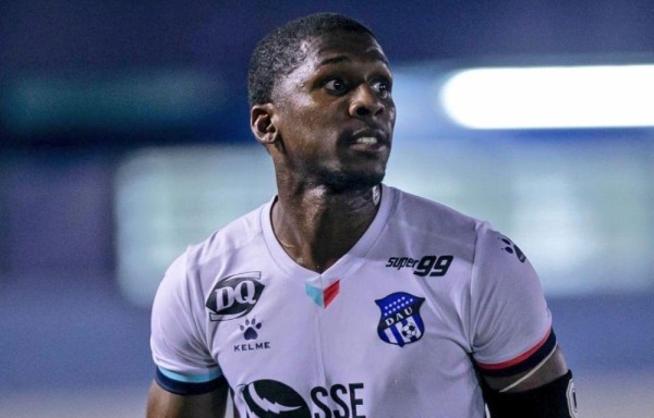 Armando Cooper del Árabe Unido.