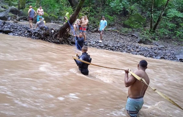Rescatan a 13 personas que fueron sorprendidas por una cabeza de agua 