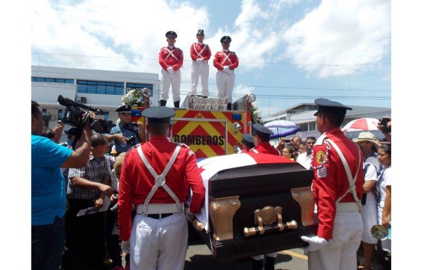 Fue escoltado por unidades del Cuerpo de Bomberos.