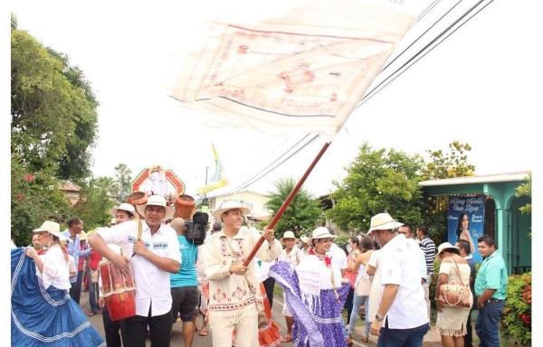 Famosos del programa ‘A lo panameño', abanderados.