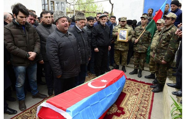 Funeral de un aldeano que fue asesinado en conflicto.