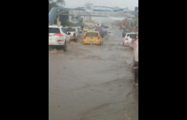 Ayer, un fuerte aguacero causó inundaciones en las principales vías de la capital.