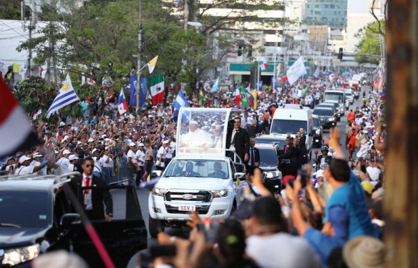 El sumo pontífice abordó el ‘Papamóvil' en la vía España.