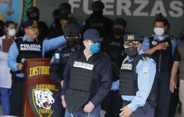 Juan Orlando Hernández encadenado.