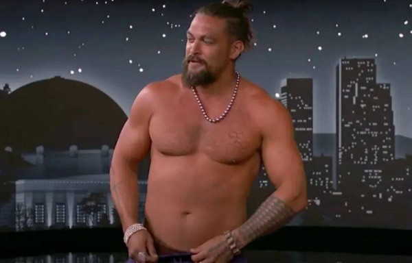 Prefiere estar sin ropa hasta en la TV