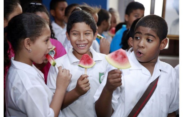 Estudiantes disfrutaron de pedazos de la fruta.