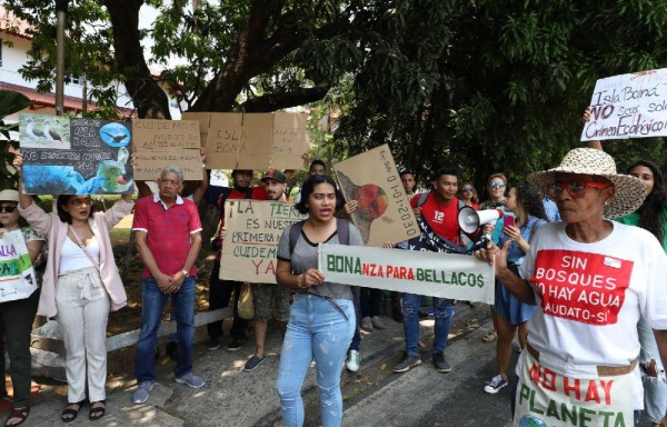 Hubo protestas en defensa de isla Boná.