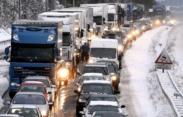 Filas de automóviles y camiones permanecen en un congestionamiento vial en la autopista en Francia. El Servicio Meteorológico Nacional del país declaró zonas del noreste y norte de los Alpes en alerta.