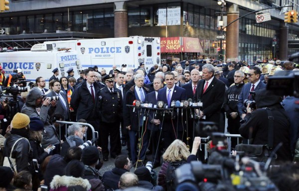 El gobernador Andrew Cuomo (c) expresó que no hay más amenazas.