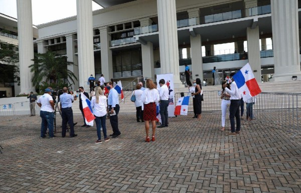 Panameños apoyan a independientes.