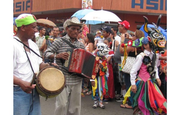 Después del desfile se realiza un concurso de cantalantes