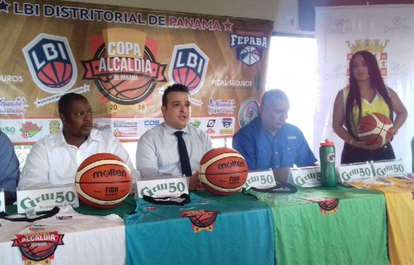 Los organizadores anuncian el torneo.