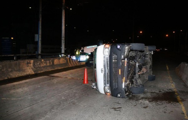 Los ocupantes del auto solo sufrieron heridas leves.