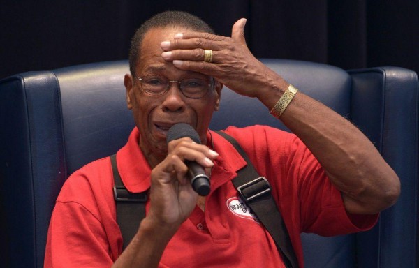 ROD CAREW ESPERA POR UN CORAZÓN NUEVO DESPUÉS DE UN INFARTO | El panameño tiene un dispositivo de asistencia ventricular que bombea sangre El Salón de Fama Rod Carew ingresó la semana pasada a la lista de espera de corazón. Carew, de 71 años, sufrió un infarto el 20 de septiembre de 2015 mientras jugaba golf en California y desde entonces espera por un trasplante que le permita tener una mejor calidad de vida.