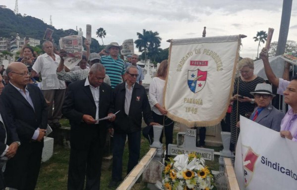 Periodistas ante la tumba de Hernández.